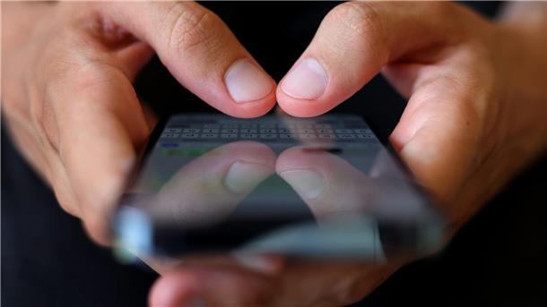 Zufriedener durchs Internet? Vielleicht immerhin die Älteren Kommunikation, Information, Unterhaltung - es gibt viele Gründe aufs Handy zu schauen. (Symbolbild)