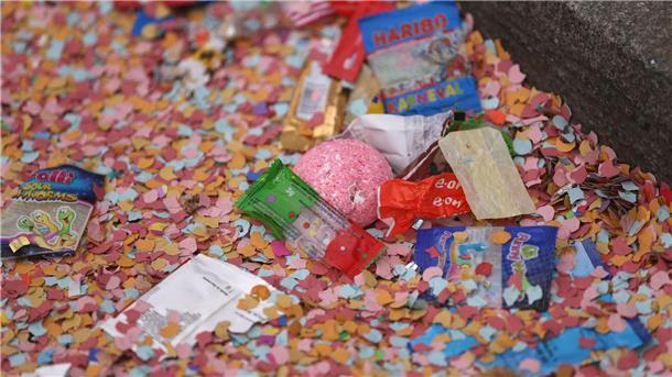Konfetti und Kamelle nach dem Rosenmontagsumzug.