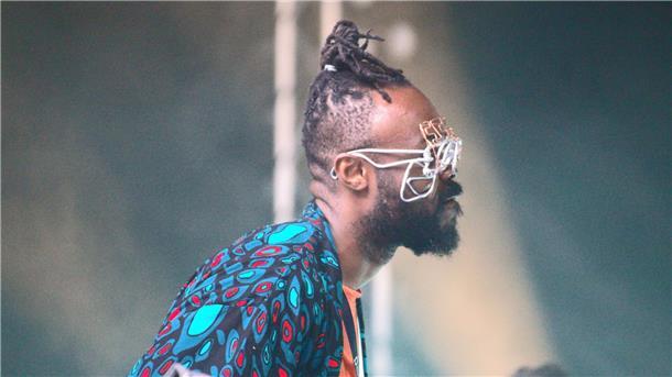 Afrosoul und kongolesische Rhythmen: „Ersatz“ im Pferdestall Farbiger Musiker mit buntem Hemd und auffälliger Brille