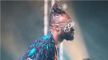 Afrosoul und kongolesische Rhythmen: „Ersatz“ im Pferdestall Farbiger Musiker mit buntem Hemd und auffälliger Brille