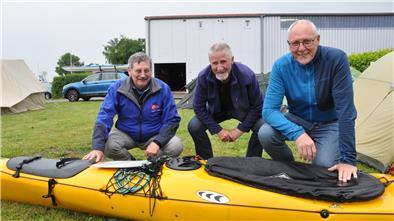 Koni Buff (Mitte) ist aus der Schweiz zur Tidenrallye angereist. Unser Bild zeigt ihn mit Norbert Köhler, Präsident des Landekanuverbandes Bremen (links), und Martin Ostendorf, Leiter der Kanusparte beim Wassersportverein Nordenham.