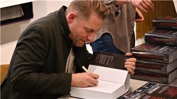 Konnte bei Lesungen bereits viele Ausgaben seines Buches, das für die Longlist des Buchpreises „Pflichtlektüre Niedersachsen“ nominiert wurde, signieren: der Historiker Dr. Henning Müller.