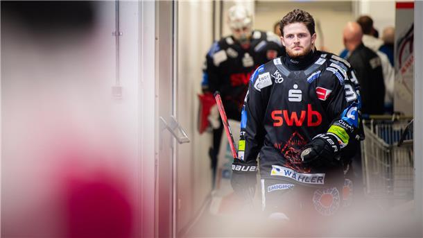 Ein Eishockeyspieler läuft durch einen Gang in den Katakomben der Eisarena Bremerhaven.