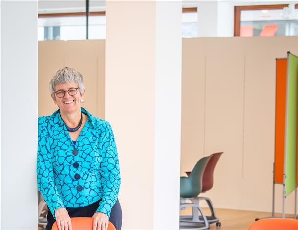 Konrektorin Karin Vosseberg hat die Gestaltung des neue Hörsaals im ehemaligen Modehaus Jelden maßgeblich mitgestaltet. Flexibilität war ihr dabei besonders wichtig – das bieten unter anderem die bunten Stühle.