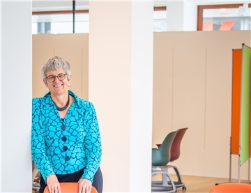 Konrektorin Karin Vosseberg hat die Gestaltung des neue Hörsaals im ehemaligen Modehaus Jelden maßgeblich mitgestaltet. Flexibilität war ihr dabei besonders wichtig – das bieten unter anderem die bunten Stühle.