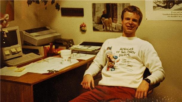 Konstantin Guericke in jungen Jahren: Schon immer hat er sich für Technologie und insbesondere für Software interessiert. Hier sitzt er in seinem Zimmer im Wohnheim in Stanford. 1986 ging er von Zeven in die USA.