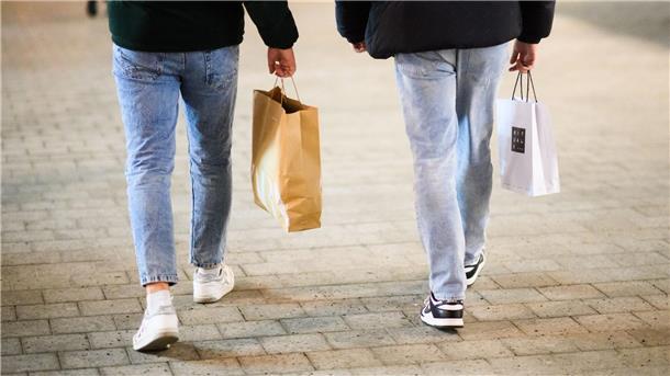 Wirtschaftsforscher senken Wachstumsprognosen Konsum-Zurückhaltung, hohe Zinsen und Preissteigerungen tragen laut Ifo-Institut zur schwachen Konjunktur in Deutschland bei.