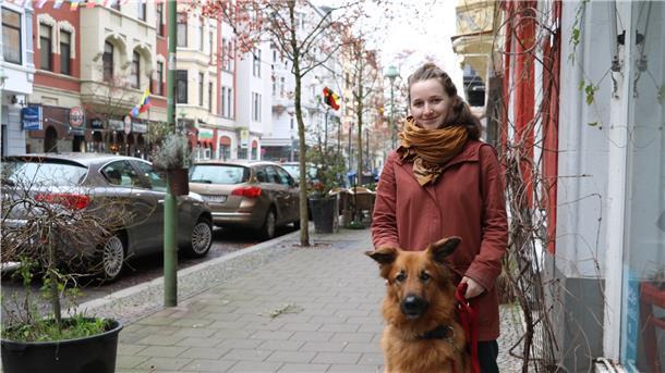 Das Herz zu Hause auf der „Alten Bürger“ Kontakt mit den Nachbarn: Fiona Brinker und ihr Hund Beppo sind viel auf der „Alten Bürger“ unterwegs.