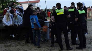 Kontrollen am Strand: Damit es in diesem Jahr besser läuft als 2022, wurde die Polizei von einer Mitarbeiterin des Jugendamtes unterstützt. Auch vom Ordnungsamt war jemand vor Ort.