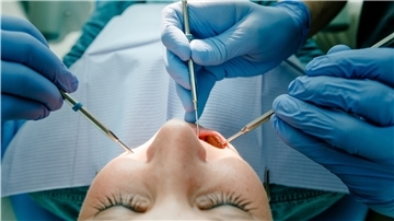 Kontrolltermine oder Zahnprophylaxen sind abgesagt: Die Zahnärzte behandeln nur noch in medizinisch notwendigen Fällen.