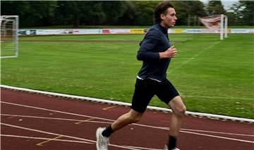 Konzentriert und fokussiert dreht Johannes Behrens beim Training auf dem Selsinger Sportplatz Runde für Runde.