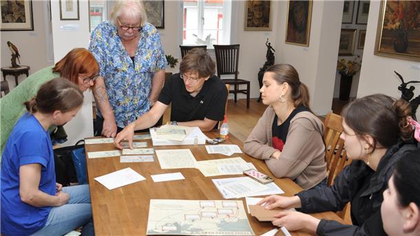 Leben des Malerpoeten Tetjus Tügel in Escape Game und Computerspiel verwandelt Konzentrierte Arbeitsatmosphäre bei der Spielentwicklung: Bei Gesprächen mit Museumsbetreiber Hein Meyer, seiner Frau Marianne Gerth-Meyer und dem Natur- und Erlebnispark Bremervörde GmbH entstand die Idee, mithilfe zweier Spieleformate auch jüngere Generationen für Tügels Werk zu begeistern.