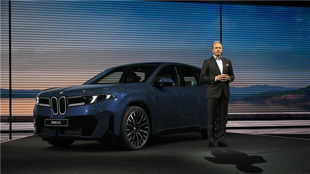 Vor IAA: BMW zeigt erstes Serienmodell der Neuen Klasse Konzernchef Oliver Zipse greift bei der Vorstellung des BMW iX3 zu Superlativen.