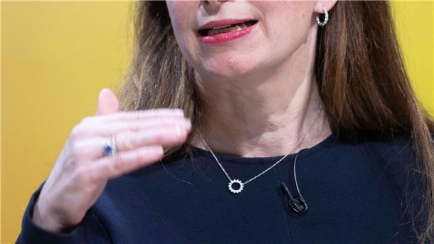 Trotz Rekordgewinns: Commerzbank streicht fast 4.000 Jobs Konzernchefin Orlopp: „Commerzbank hat ihre besten Jahre noch vor sich.“ (Archivbild)