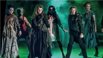 Konzert und Fete an Halloween in Wilstedt: Musicaldarsteller und Sänger erzeugen Gruselstimmung.