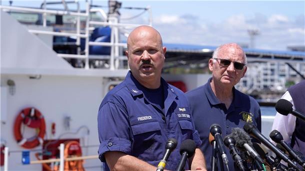 Verschollene „Titanic“-Abenteurer: Wer sucht wie? Koordinator Jamie Frederick spricht während einer Pressekonferenz auf dem Stützpunkt der US-Küstenwache in Boston.