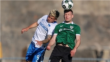 Kopfballduell zwischen dem Münsteraner Paul Jaeckel (rechts) und Herthas Dawid Kownacki.