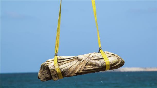 Ägypten birgt antike Statuen aus dem Mittelmeer Kopflose Statue aus dem Mittelmeer. Ägypten setzt auf Kulturtourismus und vermarktet antike Funde bei Presseterminen.