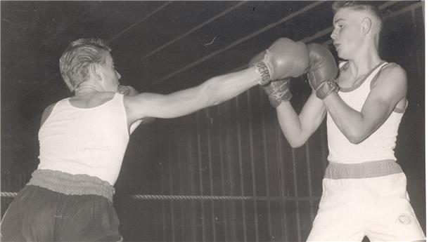 Kopfschutz trugen die Amateurkämpfer zu Fritz Frerichs' Zeiten noch nicht. Die Pflicht, einen Kopfschutz aufzusetzen, wurde für Amateure 1986 eingeführt und galt bis 2013 auch für Männer. Für Frauen und den Nachwuchs gilt die Regel noch immer.