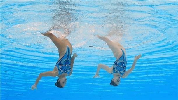 Über und unter Wasser zu Musik bewegen Kopfüber ins WM-Finale: die Synchronschwimmerinnen Amelie Blumenthal Haz (links) und Klara Bleyer
