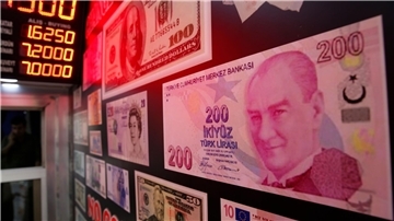 Kopie einer 200-Lira-Banknote mit einem Foto des Gründers der Republik Türkei, Mustafa Kemal Atatürk, in einer Wechselstube in Istanbul.