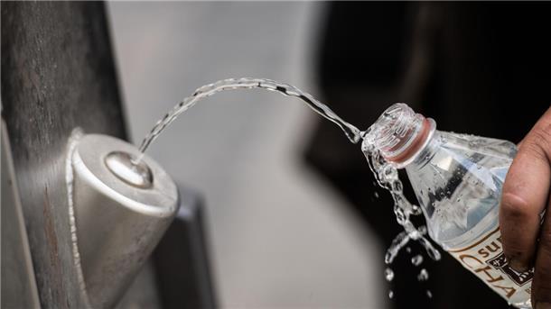 Kostenlose Trinkwasserspender – hier ein Symbolbild – sollen bald in Bremerhaven zu finden sein.