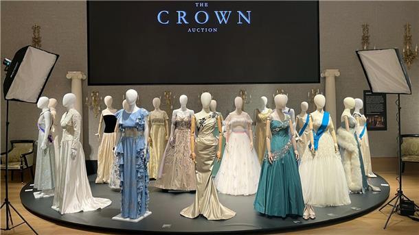 Objekte aus „The Crown“ versteigert Kostüme aus der Serie „The Crown“ vor einer Versteigerung in London.