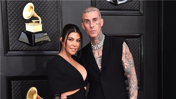 Kourtney Kardashian und Travis Barker haben ihre Beziehung im Februar 2021 öffentlich gemacht.