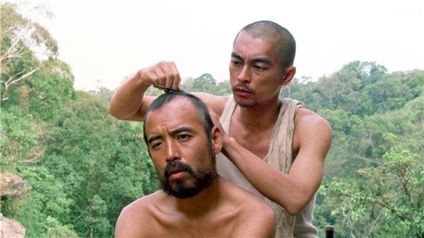 Kozuka (Yuya Matsuura, li.) und Leutnant Onoda (Yuya Endo) in „Onoda : 10.000 Nächte im Dschungel“.