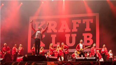 Kraftklub ist beim Deichbrand kein Unbekannter. Die Rap-Rock-Gruppe überzeugte bereits 2015 und 2017 die Massen.
