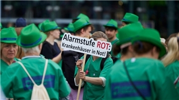 Krankenhausmitarbeiter demonstrieren auf dem Washingtonplatz in Berlin.