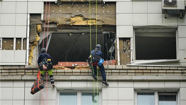 Bilder des Tages Krasnogorsk bei Moskau: Drohnenangriff beschädigt Wohnhaus