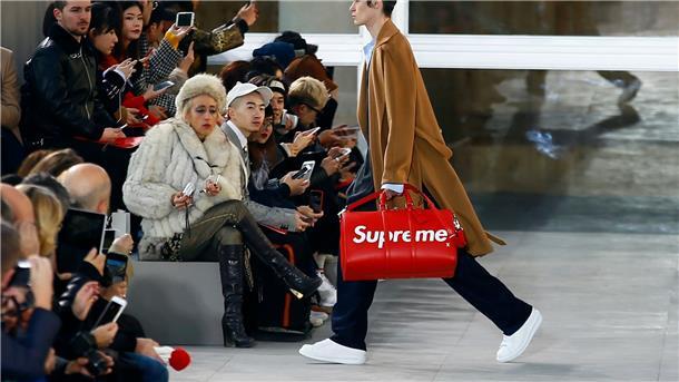Trend Men’s Bag: Das Revival der Herrenhandtasche Kreationen von großen Designern wie Louis Vuitton und Supreme halfen der Männerhandtasche wieder in den Mainstream zu finden.