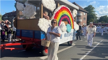 Ein bunter Umzugswagen beim Nordenhamer Stadtfest