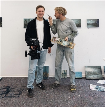 Kreative Begegnung im Bremervörder Atelier: Filmemacher Nils Hannes Klotz (links) mit dem Stadtmaler Clemens Tremmel. Premiere für den Film über den Leipziger Künstler ist auf der Vernissage im Bremervörder Ratssaal am 10. Oktober um 19 Uhr.