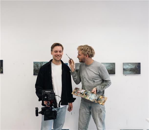 Kreative Begegnung im Bremervörder Atelier: Filmemacher Nils Hannes Klotz (links) mit dem Stadtmaler Clemens Tremmel. Premiere für den Film über den Leipziger Künstler ist auf der Vernissage im Bremervörder Ratssaal am 10. Oktober um 19 Uhr.