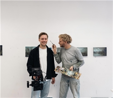 Kreative Begegnung im Bremervörder Atelier: Filmemacher Nils Hannes Klotz (links) mit dem Stadtmaler Clemens Tremmel. Premiere für den Film über den Leipziger Künstler ist auf der Vernissage im Bremervörder Ratssaal am 10. Oktober um 19 Uhr.