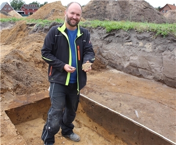 Kreisarcha¨ologe Dr. Andreas Hu¨ser bei Grabungen in Bramstedt
