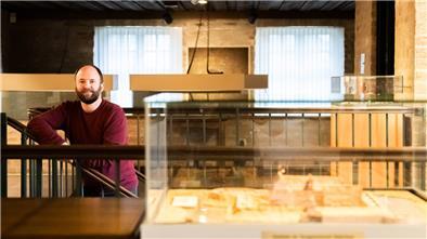 Kreisarchivar und Museumsleiter Dr. Andreas Hüser in der Dauerausstellung im Museum Burg Bad Bederkesa.