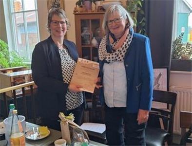 Kreislandfrauen-Vorsitzende des Altkreises Wesermünde, Susanne Garbade (links), ehrt Landwirtin Erika Heitmann für die Gründung des Arbeitskreises aktiver Bäuerinnen, der seit 25 Jahren besteht.