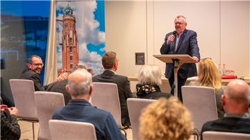 Kreisparteitag der CDU Bremerhaven im Best Western Plus Hotel in Bremerhaven: Parteichef Torsten Neuhoff stimmt auf die Wahlen ein. Links freut sich CDU-Bundestagsmitglied Thomas Röwekamp.