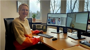 Kreisrätin Dr. Silke Fricke schaut sich das neue Karriereportal des Landkreises an.