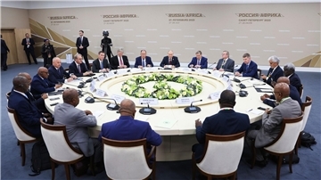 Kremlchef Wladimir Putin (hinten M) berät mit Teilnehmern des Russland-Afrika-Gipfels in St. Petersburg.