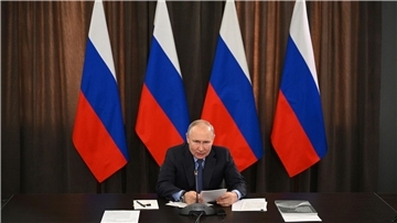 Kremlchef Wladimir Putin leitet eine Sitzung zur Entwicklung der russischen Industrie unter dem Druck der Sanktionen.