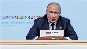 Kremlchef Wladimir Putin spricht beim Russland-Afrika-Gipfel in St. Petersburg.