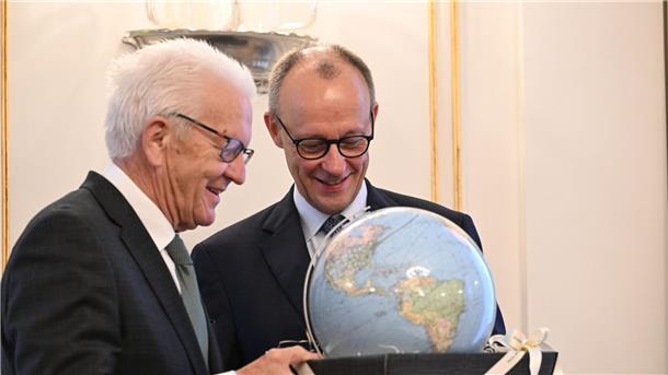 Wie Merz im Kanzleralltag selbst mit KI experimentiert Kretschmann schenkte Merz einen Globus - weil ein Kanzler ja auch Weltpolitik mache.