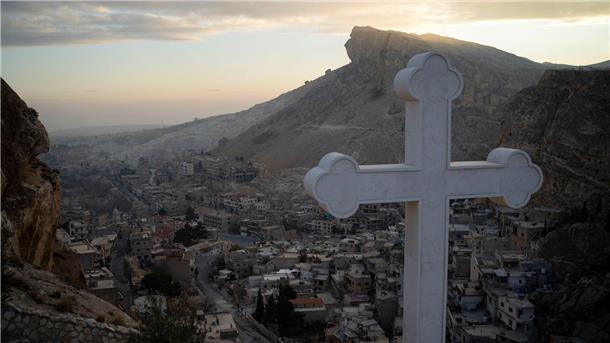 Christen in Syrien feiern Weihnachten und Sturz von Assad Kreuz auf dem Gelände eines Klosters bei Damaskus.