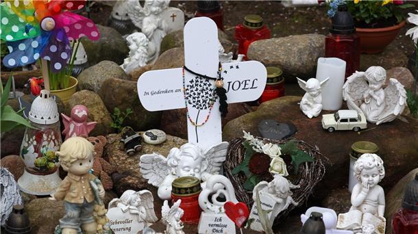 Getöteter sechsjähriger Joel: Angeklagter teilgeständig Kreuze, Figuren, Kerzen und Blumen stehen an der Stelle, wo der sechsjährige getötete Joel gefunden wurde. Der Prozess wegen Totschlags geht weiter.