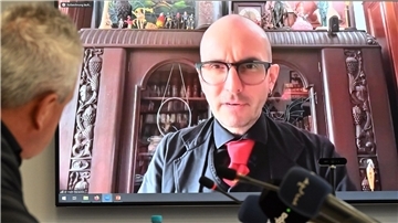 Kriminalbiologe Benecke sagt, er habe ebenfalls eine Probe von Hitlers Blut genommen, von der Lehne des Sofas, auf dem sich Hitler erschossen hat. (Archivbild)