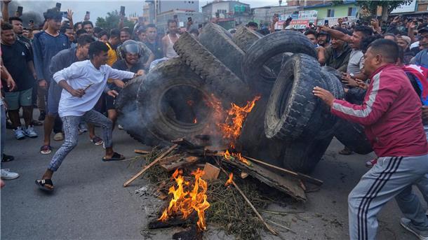 Bilder des Tages Krise in Nepal: Neue Proteste, nachdem am Vortag mehrere Menschen getötet wurden, als die Polizei Tränengas und Gummigeschosse auf Demonstranten abfeuerte, die versuchten, das Parlament wegen eines Verbots sozialer Medien und angeblicher Korruption zu stürmen.